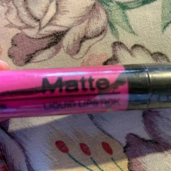 Santee Pink Matte Ladies Liquid Lipstick - Picture 4 of 4